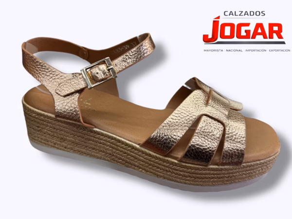 Sandalia para señora 33 K 83 con cuña media y diseño cruzado moderno.