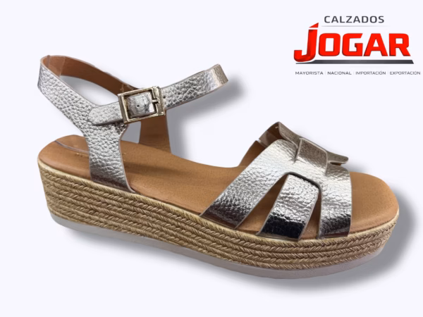 Sandalia para señora 33 K 83 con cuña media y diseño cruzado moderno.