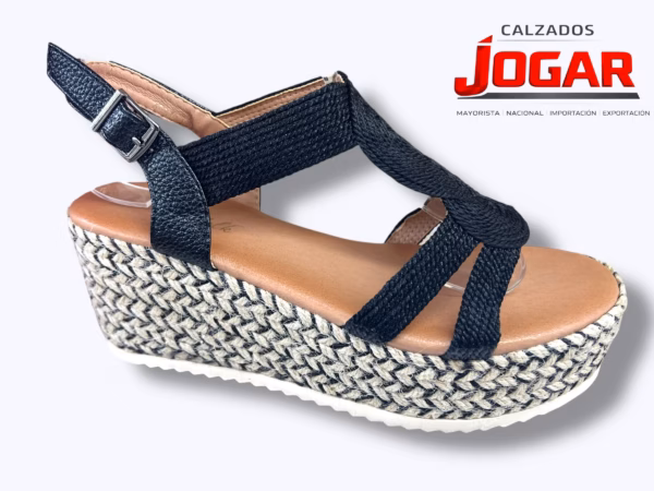 Sandalia para señora HD 8701 con cuña alta estilo natural y diseño cruzado.