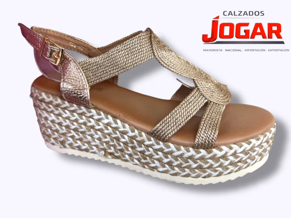 Sandalia para señora HD 8701 con cuña alta estilo natural y diseño cruzado.