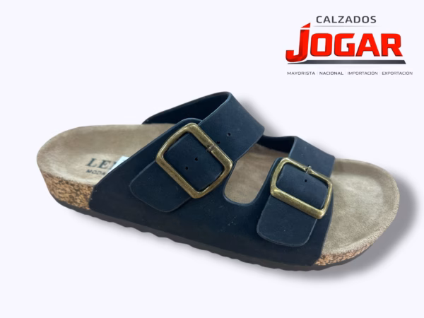 Sandalia anatómica tipo bio con dos bandas de piel en tono oscuro mate, ajustables mediante hebillas metálicas de estilo retro, montada sobre planta de corcho natural y suela de caucho.