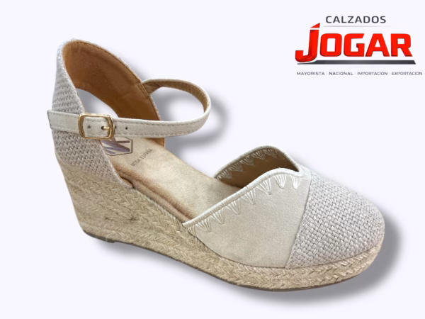 Alpargata de cuña beige para mujer modelo NK 578 fabricada en España con pulsera al tobillo