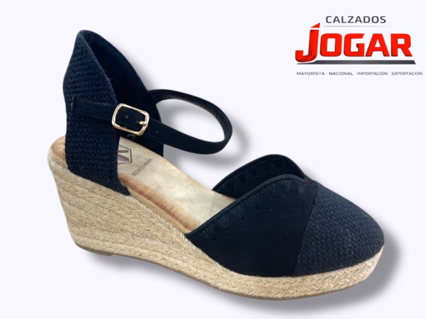 Alpargata de cuña negra para mujer modelo NK 578 fabricada en España con cierre de hebilla y puntera reforzada.