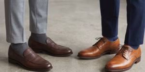 Primer plano de dos modelos de zapatos masculinos en piel marrón (mocasín y cordones) enfocados en el confort y el ajuste amplio.